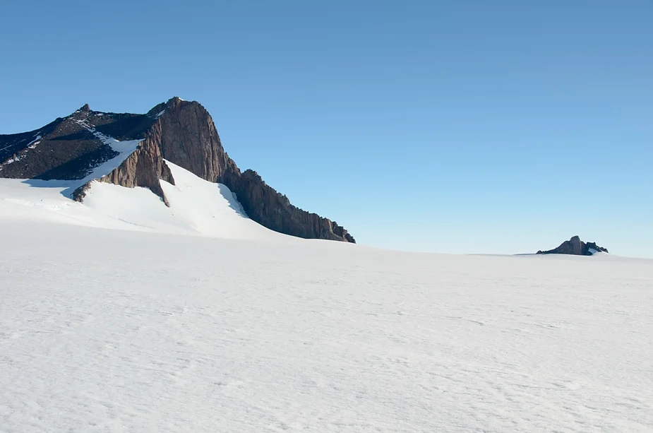 The smaller Cottontoppen peak.